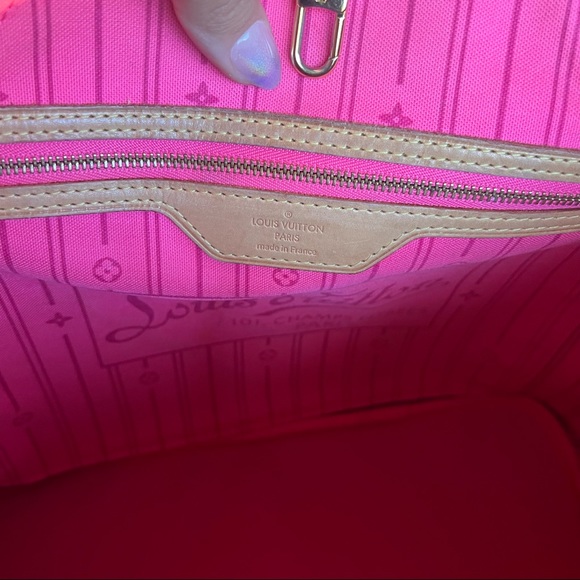 Louis Vuitton Roses Neverfull MM - Picture 12 of 16